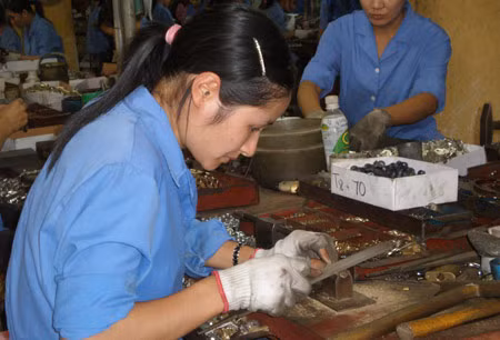 Tăng lương tối thiểu để đảm bảo đời sống người lao động.