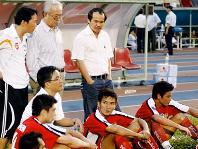 Bầu Đức đang cùng các cộng sự và cầu thủ trên sân cỏ. Ảnh: VNE.