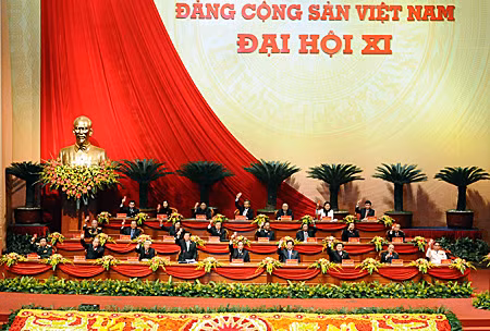 Đoàn Chủ tịch và các đại biểu dự Đại hội XI của Đảng.