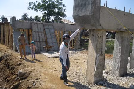 PV Báo CAND đo cao trình dương của cây cầu.