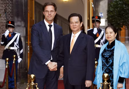 Thủ tướng Hà Lan Mark Rutte đón Thủ tướng Nguyễn Tấn Dũng. Ảnh: TTXVN.