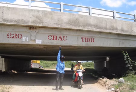 Cầu bắc qua rạch Rau Răm và vượt đường Nguyễn Văn Trường, có chiều cao chưa tới 2m, ngay cả xe tải nhỏ cũng không thể qua lại được.
