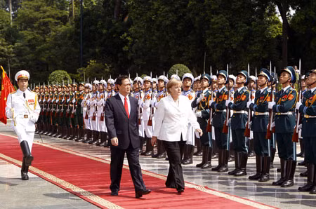 Thủ tướng Đức Angela Merkel và Thủ tướng Nguyễn Tấn Dũng duyệt Đội danh dự tại Lễ đón chính thức. Ảnh: TTXVN.
