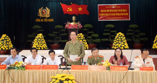 Bộ trưởng Trần Đại Quang phát biểu chỉ đạo tại buổi làm việc với Công an tỉnh Tiền Giang.