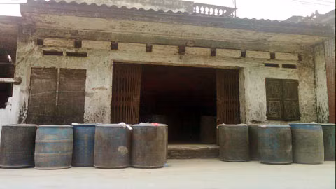 Rượu "thành phẩm" được xếp la liệt ngay trên đường.