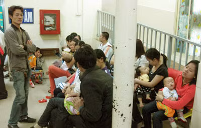 Trẻ em vào Viện Nhi Trung ương chờ khám và điều trị tiêu chảy (ảnh chụp ngày 13/12).