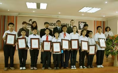 Trao giải cho 10 thí sinh xuất sắc nhất kỳ thi Olympic Toán học khu vực châu Á - Thái Bình Dương năm 2010.