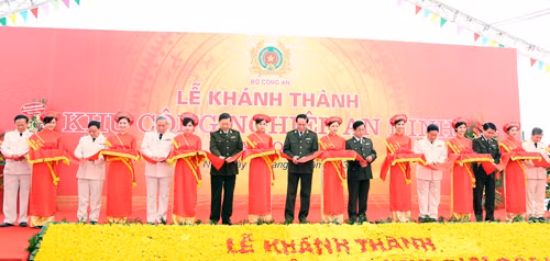 Bộ trưởng Trần Đại Quang; Thứ trưởng Tô Lâm cùng các đại biểu cắt băng khánh thành Khu Công nghiệp An ninh giai đoạn I.