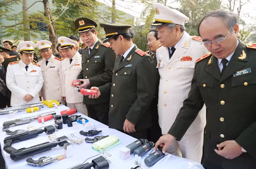Bộ trưởng Trần Đại Quang và các đại biểu tham quan một số cơ sở sản xuất trong Khu Công nghiệp An ninh. Ảnh Hiếu Quỳnh.