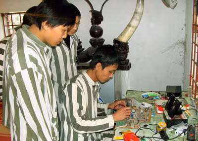 Các phạm nhân đang học nghề ở Trại tạm giam số 2, Công an TP Hà Nội.