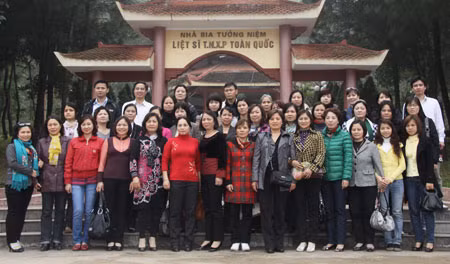 Hội phụ nữ Văn phòng Tổng cục XDLL - CAND và Hội phụ nữ Báo CAND thăm khu tưởng niệm liệt sỹ TNXP tại Ngã ba Đồng Lộc.