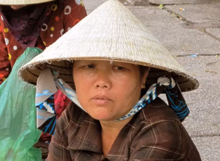 Gương mặt sạm những vết chân chim, những vết nhỏ li ti, làn da sần hằn lên những nếp gấp ở trán lo âu mưu sinh vất vả, chỉ để những đứa con được yên tâm ngồi trên giảng đường.