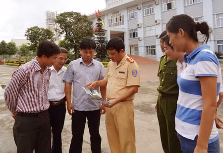 Trưởng phòng CSGT Phú Thọ hướng dẫn tài liệu tuyên truyền ATGT cho các chủ đại lý Xi măng Sông Thao.