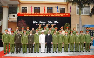 Đồng chí Tổng Bí thư Nông Đức Mạnh với cán bộ, chiến sỹ lực lượng CAND. Ảnh: Công Gôn.