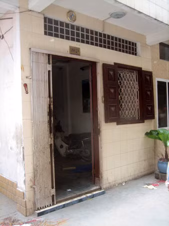Xe máy vẫn còn đậu trong căn nhà.