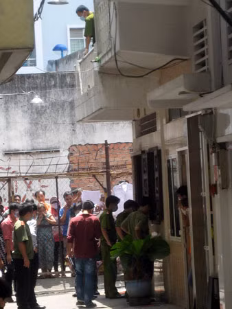 Cơ quan chức năng dùng thang để leo vào căn phòng 2 mẹ con nha sĩ chết.