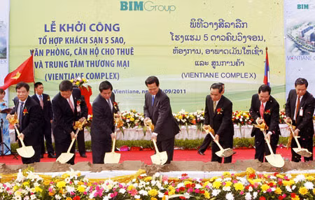 Thủ tướng Chính phủ Nguyễn Tấn Dũng và Thủ tướng CHDCND Lào Thoongxỉnh Thămmavông đến dự Lễ khởi công Tổ hợp khách sạn 5 sao, văn phòng cho thuê và Trung tâm thương mại do Công ty TNHH Hạ Long xây dựng. Ảnh: TTXVN.