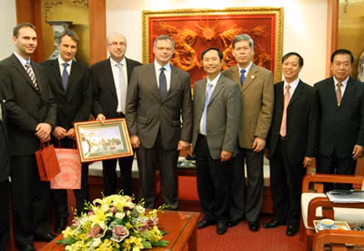 Trung tướng Phạm Quý Ngọ, ngài Georg Heindl, ngài Manfred Schwetz và các đại biểu tại buổi tiếp.