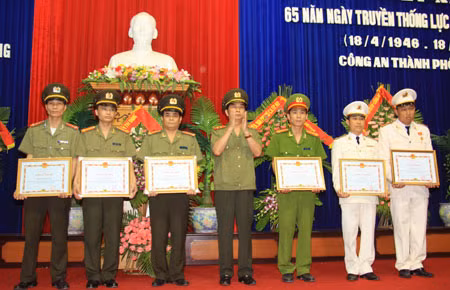 Thứ trưởng Đặng Văn Hiếu trao thưởng cho các đơn vị, cá nhân lập thành tích xuất sắc.