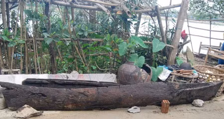Thuyền độc mộc cổ tìm thấy ở phía hạ lưu sông Hương.