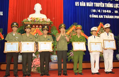 Thứ trưởng Đặng Văn Hiếu trao thưởng cho các đơn vị, cá nhân lập thành tích xuất sắc.