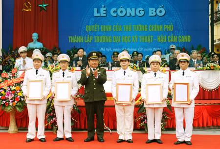 Thượng tướng Nguyễn Khánh Toàn, Thứ trưởng Thường trực trao các quyết định của Bộ Công an bổ nhiệm cán bộ lãnh đạo nhà trường. Ảnh: Thu Phương.