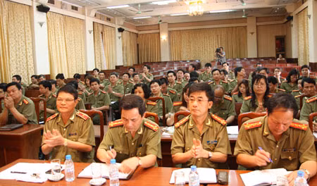 Thiếu tướng Đinh Hữu Phượng, Phó Tổng cục trưởng Tổng cục Xây dựng lực lượng - Công an nhân dân cùng các đại biểu tại lớp tập huấn.
