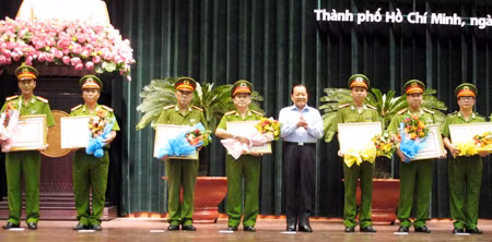 Bí thư Thành ủy TP HCM Lê Thanh Hải trao bằng khen cho các cá nhân, đơn vị đạt thành tích về phòng chống, kiểm soát ma túy.