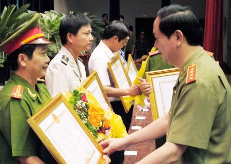 Bộ trưởng Trần Đại Quang trao bằng khen của Chính phủ cho các tập thể, cá nhân đạt thành tích về phòng chống, kiểm soát ma túy.