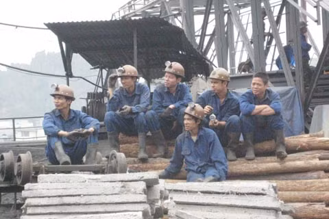 Điều kiện làm việc khó khăn là một nguyên nhân khiến thợ lò bỏ việc.