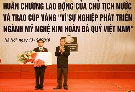 Thừa uỷ quyền của Chủ tịch nước, Phó Thủ tướng Chính phủ Trương Vĩnh Trọng trao Huân chương Lao động hạng Ba cho Chủ tịch Hội Mỹ nghệ Kim hoàn Đá quý Việt Nam Lê Ngọc Dũng.