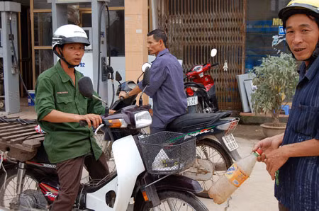 Người dân Mê Linh nháo nhác vì không mua được xăng dầu