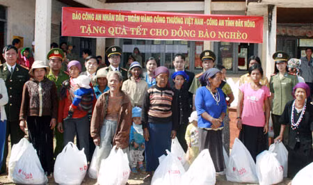 Lãnh đạo Báo CAND cùng Ngân hàng TMCPCTVN và Công an các tỉnh Tây Nguyên trao quà cho đồng bào.