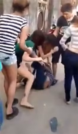 Cảnh nữ sinh Biên Hòa và chiến hữu đánh hội đồng cô gái 15 tuổi. Ảnh cắt từ clip.
