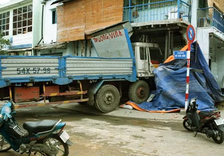 Lần thứ hai căn nhà ở góc ngã ba Hồ Hảo Hớn - Cô Giang, quận 1 bị xe tải tông sập.