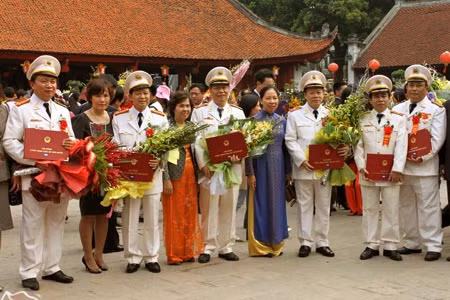 Niềm vui của các tân Giáo sư trong ngày nhận giấy công nhận chức danh. Ảnh: PV.