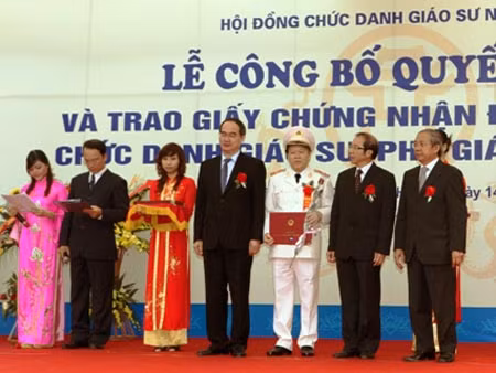 Phó Thủ tướng Nguyễn Thiện Nhân trao giấy công nhận đạt chức danh Giáo sư cho các tân Giáo sư trong lực lượng CAND.