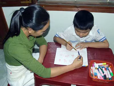 Từ những bức vẽ của trẻ, bác sĩ chuyên khoa tâm thần trẻ em sẽ xác định được nguyên nhân gây rối loạn tâm lý của các bé (ảnh mang tính chất minh họa).