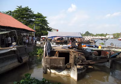 Tại hiện trường vụ tai nạn, nhiều chủ ghe chở lúa gạo vẫn chưa kịp hoàn hồn.