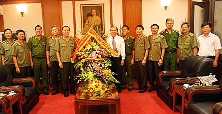 Thứ trưởng Lê Quý Vương cùng đoàn đại biểu chúc mừng Ban Tổ chức Trung ương.