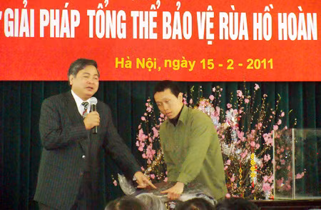 Ông Nguyễn Ngọc Khôi kiến nghị tạo bãi cát tự nhiên trên Tháp Rùa để "cụ" lên phơi nắng, giúp mau lành các vết thương do nấm.