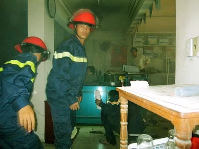 Lực lượng Cảnh sát PCCC Công an TP Đà Nẵng đang xử lý vụ cháy.