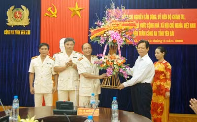 Thủ tướng Nguyễn Tấn Dũng tặng hoa chúc mừng Công an tỉnh Yên Bái nhân kỷ niệm 64 năm Ngày truyền thống CAND và 4 năm Ngày hội toàn dân Bảo vệ ANTQ.