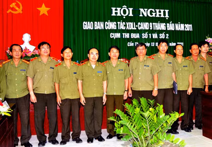 Trung tướng Bùi Quang Bền, Ủy viên TW Đảng, Thứ trưởng Bộ Công an với lãnh đạo Tổng cục XDLL - CAND và Công an các đơn vị, địa phương thuộc cụm thi đua số 1 và 2.