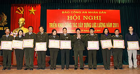 Trung tướng, nhà văn Hữu Ước, Phó Tổng cục trưởng Tổng cục Xây dựng lực lượng CAND trao giấy khen cho các điển hình có thành tích xuất sắc. Ảnh: Duy Hiển.