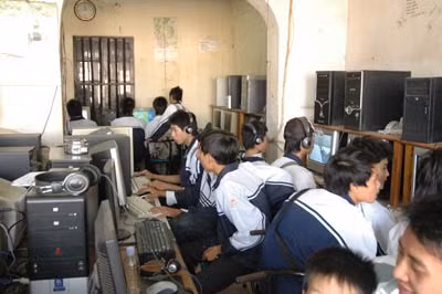 Quán Games của thầy Khoa đông nghịt học sinh trường Vân Tảo.