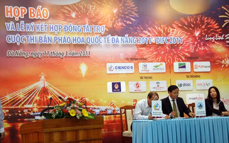 Lễ ký hợp đồng tài trợ thi bắn pháo hoa quốc tế Đà Nẵng 2011.
