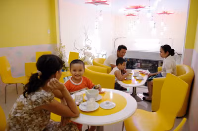 Nhiều khách hàng nhỏ tuổi tỏ ra thích thú với việc thưởng thức sản phẩm súp và cháo mới.