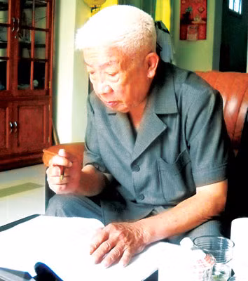 Ở tuổi 86, nhà thơ Văn Công vẫn không ngừng sáng tác về đề tài kháng chiến.