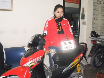 Nguyễn Thị Thanh cùng tang vật tại Công an phường Hàng Bồ.